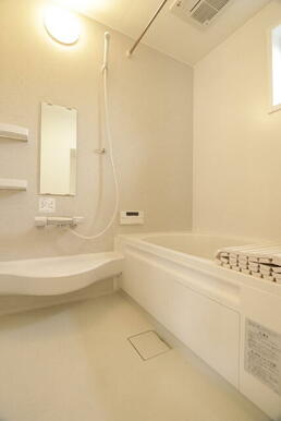 広々とした浴室♪明るく清潔感にあふれております！
