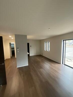 リビングはお気に入りのソファやクッションでくつろげる空間に（1号棟）