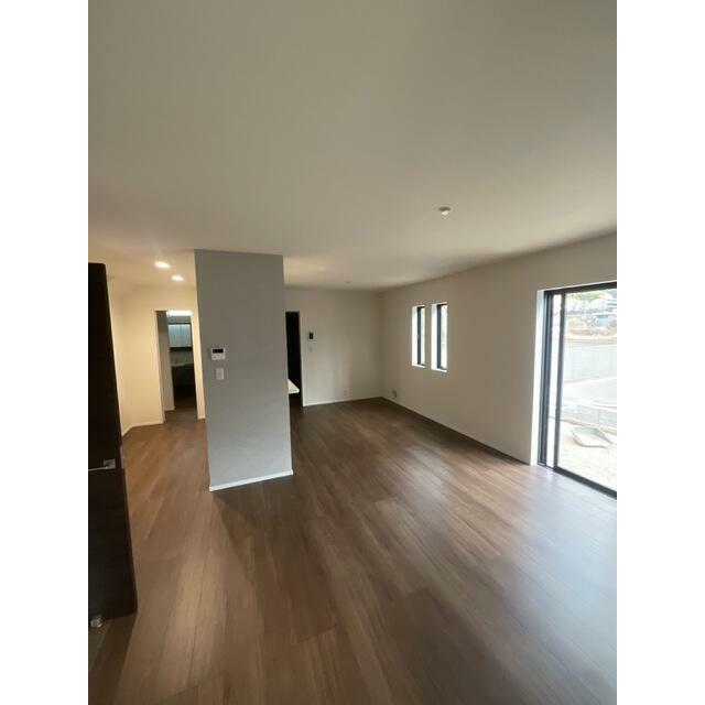 リビングはお気に入りのソファやクッションでくつろげる空間に（1号棟）