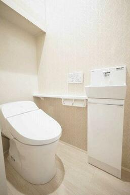 【トイレ】タンクレスタイプのウォシュレットトイレです。壁面アクセントで更にスタイリッシュな空間にな…