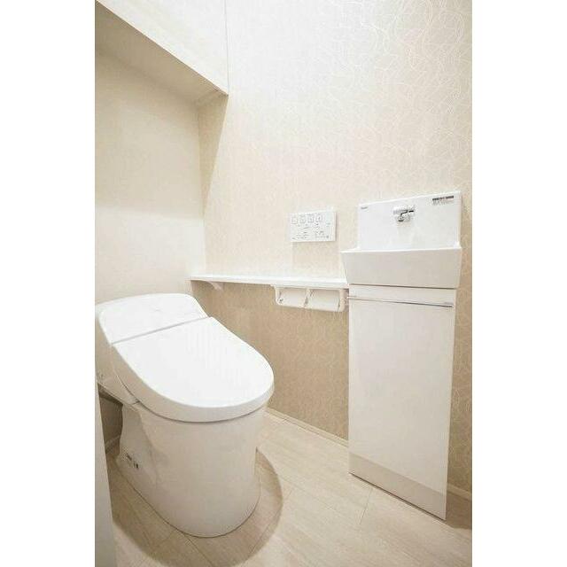 【トイレ】タンクレスタイプのウォシュレットトイレです。壁面アクセントで更にスタイリッシュな空間にな…