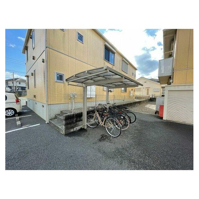 屋根付きの駐輪場です。他棟と共用スペースとなります。