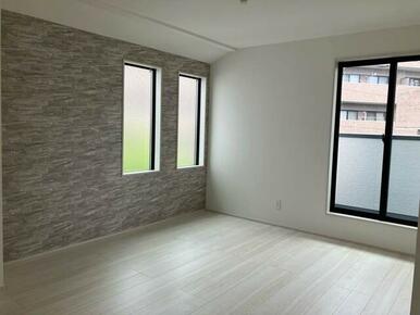 アクセントをつけたクロスでスタイリッシュな空間