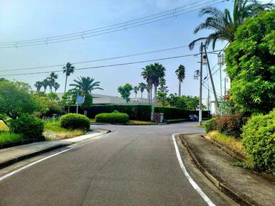 周辺を少し散歩するだけでも海外の別荘地にいる気分になります