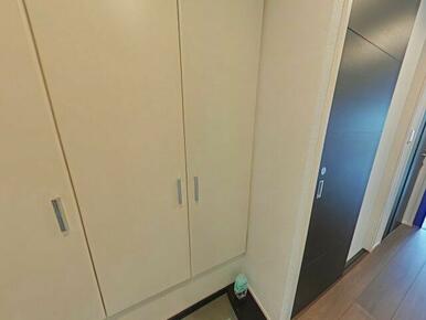 玄関横にはシューズクローゼットがあり、玄関先もスッキリ！