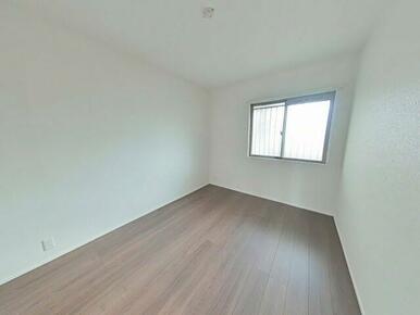 シンプルかつ、大人の雰囲気も感じる洋室です。