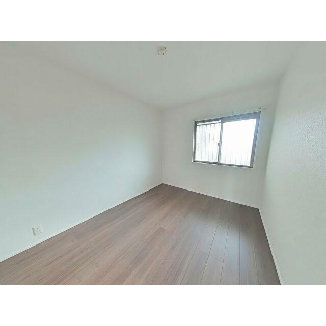 シンプルかつ、大人の雰囲気も感じる洋室です。