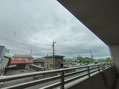 目の前に大きな建物などがなく開放感のある眺望が魅力的です♪