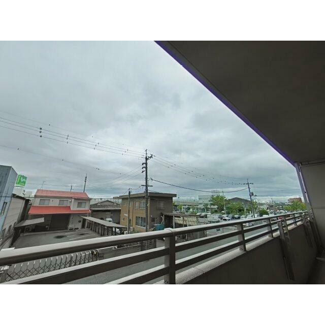 目の前に大きな建物などがなく開放感のある眺望が魅力的です♪