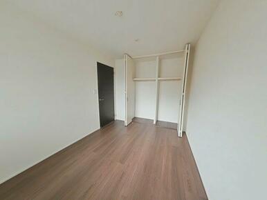 洋室には仕切り付きの大きなクローゼットがあり、色々な物が収納できそうですね♪