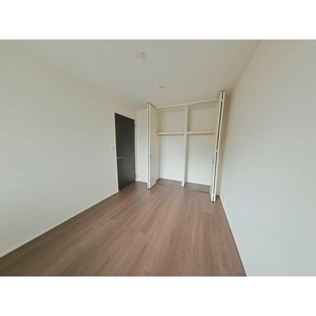 洋室には仕切り付きの大きなクローゼットがあり、色々な物が収納できそうですね♪