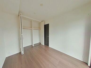 洋室には仕切り付きの大きなクローゼットがあり、色々な物が収納できそうですね♪