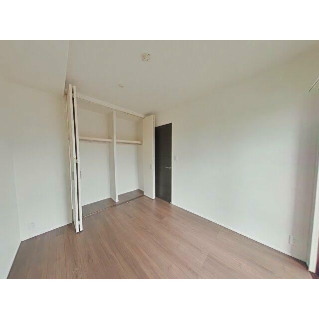 洋室には仕切り付きの大きなクローゼットがあり、色々な物が収納できそうですね♪