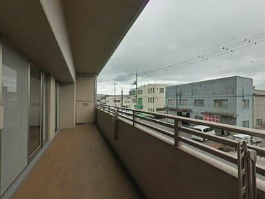 お天気の良い日は、洗濯物もよく乾きそうな、気持ちの良いバルコニーです♪