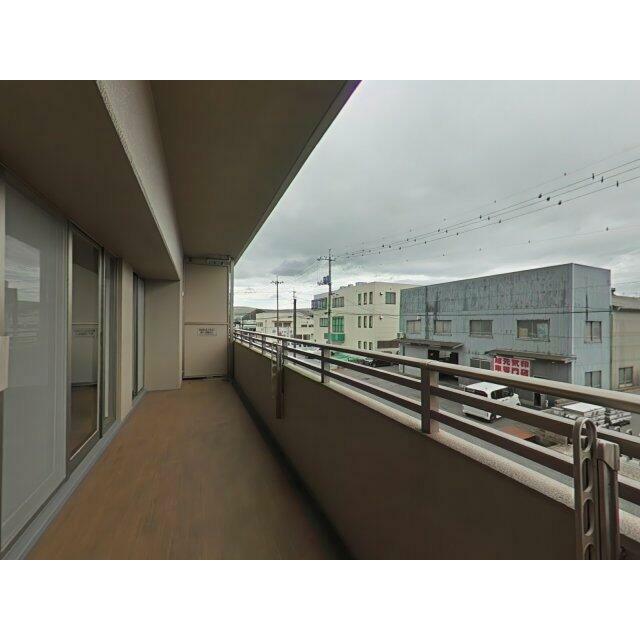 お天気の良い日は、洗濯物もよく乾きそうな、気持ちの良いバルコニーです♪