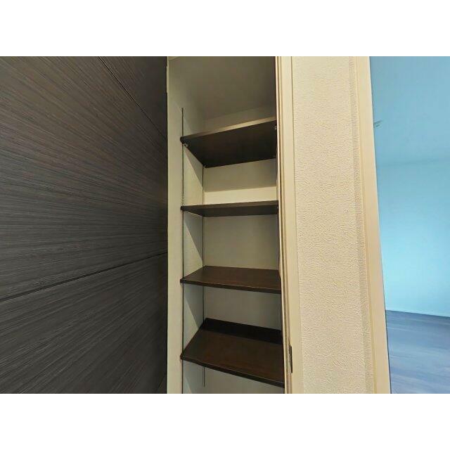 廊下には扉付きの収納があり、生活感を隠して空間をきれいに保てます。