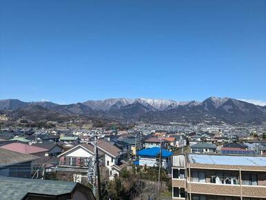 秦野市内の山並みを眺望できます。