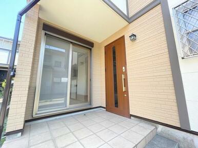 「玄関外側」外壁塗装済みです
