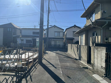 西側前面道路