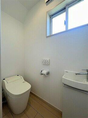 １階トイレはタンクレス、温水洗浄便座付き
