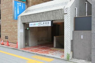 京王新線新宿駅の出口より徒歩2分。JR新宿駅周辺は地下道で行くことができます。