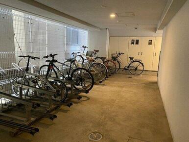 建物内で安心の自転車駐輪場