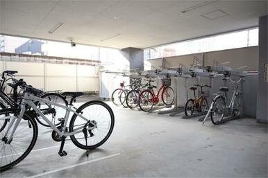自転車を出し入れしやすい駐輪場です