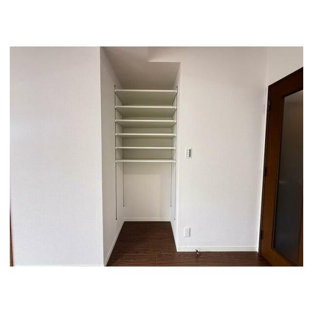 キッチン横収納スペース