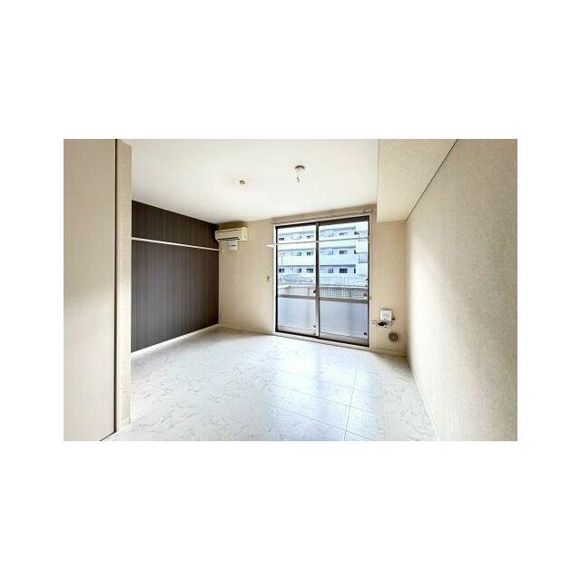 【洋室８．３帖】画鋲や釘を使わずに、ちょっとした物かけに大変便利な化粧幕板付き♪時計やポスター・絵…