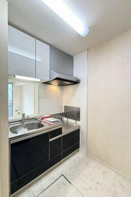 【キッチン】カウンターにタブレット・スマホを置いて、音楽を楽しんだりレシピ動画を確認したりしながら…