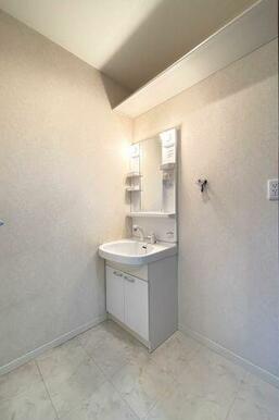 鏡の両脇に収納スペースを確保した洗髪洗面化粧台は、水栓がリフトアップするので洗髪もラクラク♪忙しい…