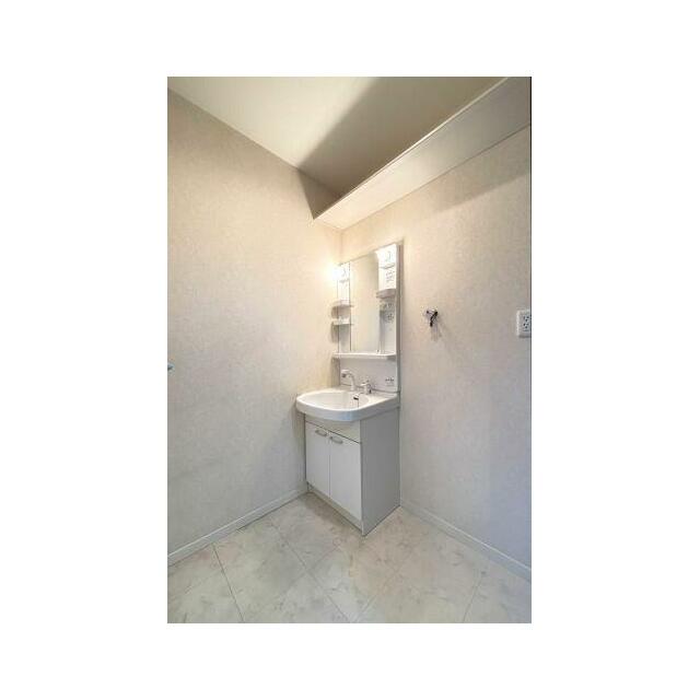 鏡の両脇に収納スペースを確保した洗髪洗面化粧台は、水栓がリフトアップするので洗髪もラクラク♪忙しい…