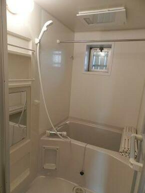 浴室換気乾燥機・節水型浴室シャワー水栓・サーモ水栓・窓付き