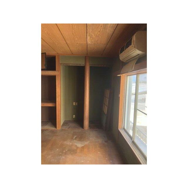 板の間と収納棚を備えた洋室。窓からの採光もございます