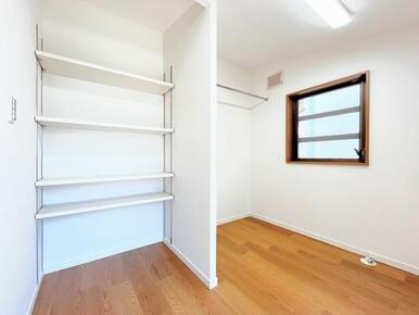 「ランドリールーム」棚と洗濯機置き場があります。