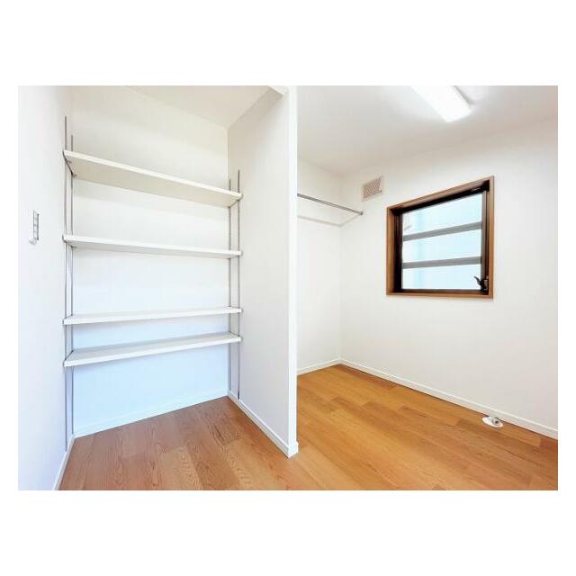 「ランドリールーム」棚と洗濯機置き場があります。