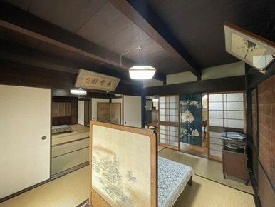 伝統的な日本建築ならではの、和室の多い間取り。写真からも奥へと続く和室の奥行きが感じられますね。家全