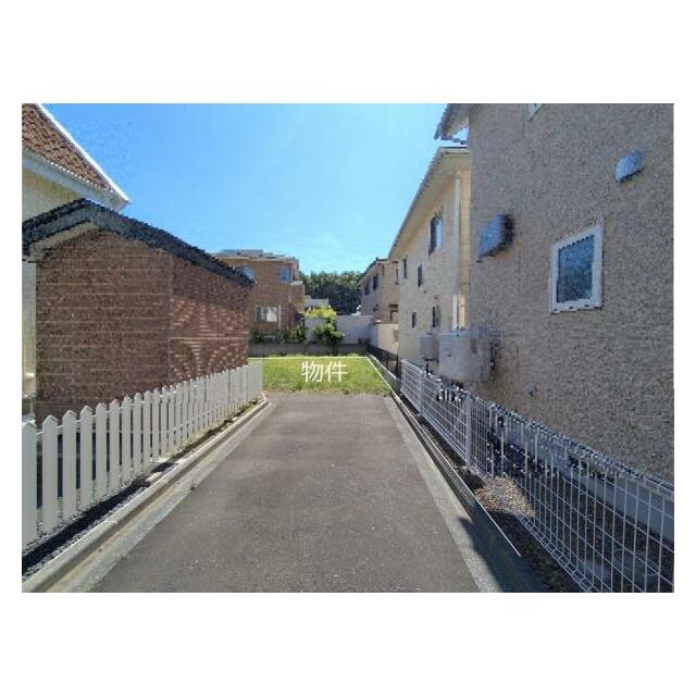 道路から敷地に入った通路部分の様子