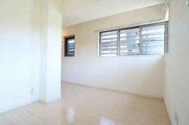 リビングに隣接する洋室