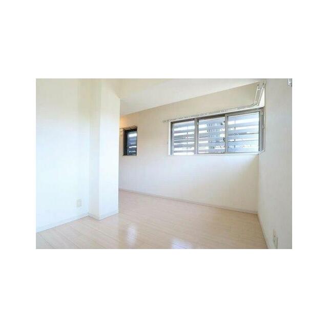 リビングに隣接する洋室