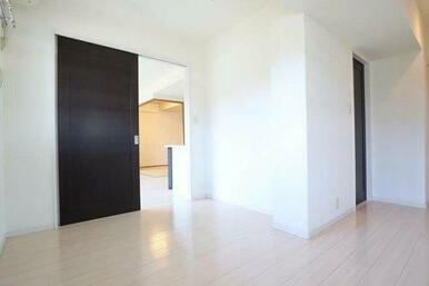 リビングに隣接する洋室