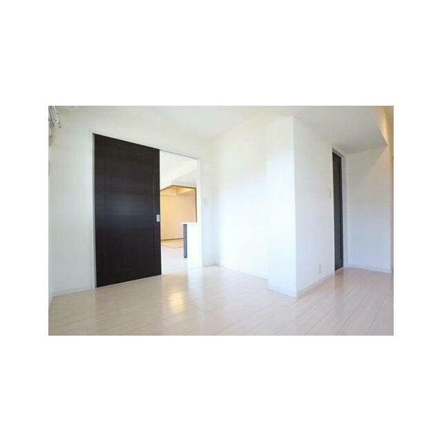 リビングに隣接する洋室