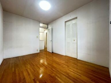 「2階西側洋室約6帖」