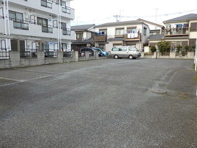 敷地内に月極駐車場があります。（別途契約）