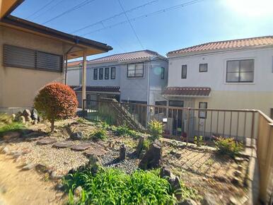 「庭」和室の縁側よりご覧いただけます