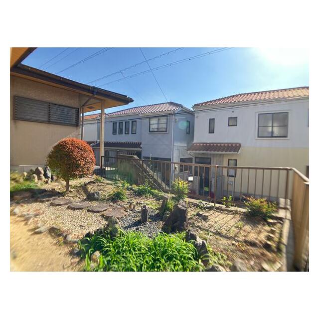 「庭」和室の縁側よりご覧いただけます