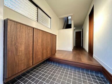 「玄関」シューズボックス新規設置しました。開放感のある空間です。