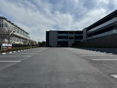 【カーサ　ファミリオ】敷地内のアスファルト舗装の駐車場入り口はチェーンゲート仕様です！