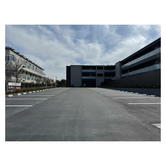 【カーサ　ファミリオ】敷地内のアスファルト舗装の駐車場入り口はチェーンゲート仕様です！