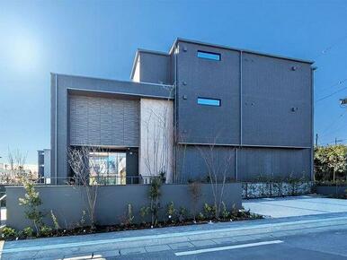 【カーサ　ファミリオ】積水ハウス施工・重量鉄骨造３階建ての賃貸住宅です。３５世帯の大型物件で、多種…